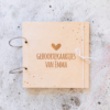 Houten bewaarbundel | geboortekaarten | 20 x 20 cm | hartje/regenboog | gepersonaliseerd