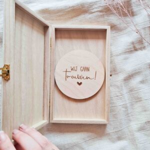 Wij gaan trouwen! - houten kistje met houten cirkel - Afbeelding 4