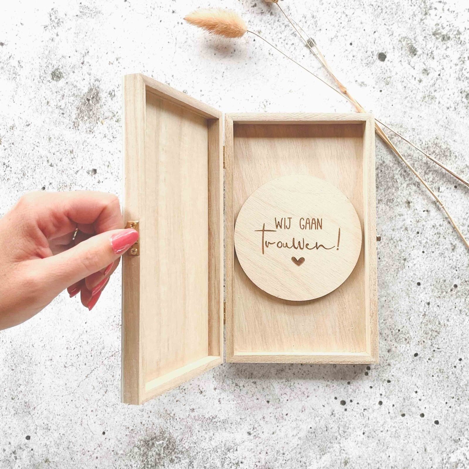 Wij gaan trouwen! - houten kistje met houten cirkel