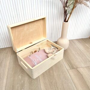 Alternative view of Bewaarkist M - sierlijk lettertype