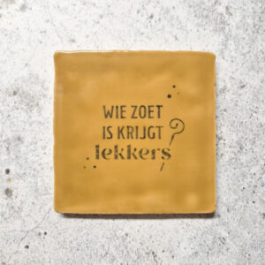 Wie zoet is krijgt lekkers - oker - tegel met gravering