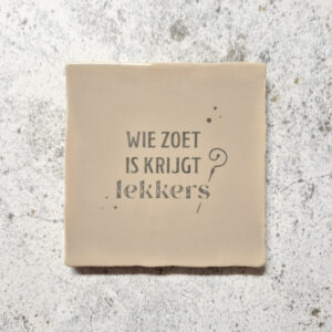 Wie zoet is krijgt lekkers - beige - tegel met gravering