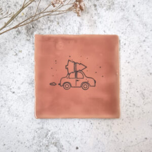 Tegeltje - roze | auto met kerstboom