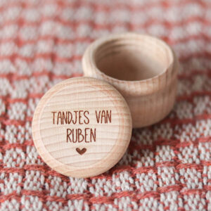 Alternative view of Houten tandendoosje - met naam en hartje