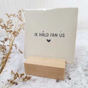 Ik hâld fan ús - wit - tegel met gravering