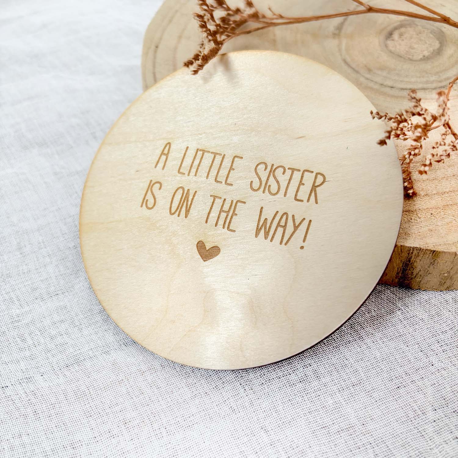 A little sister is on the way - wooden disc - Afbeelding 2
