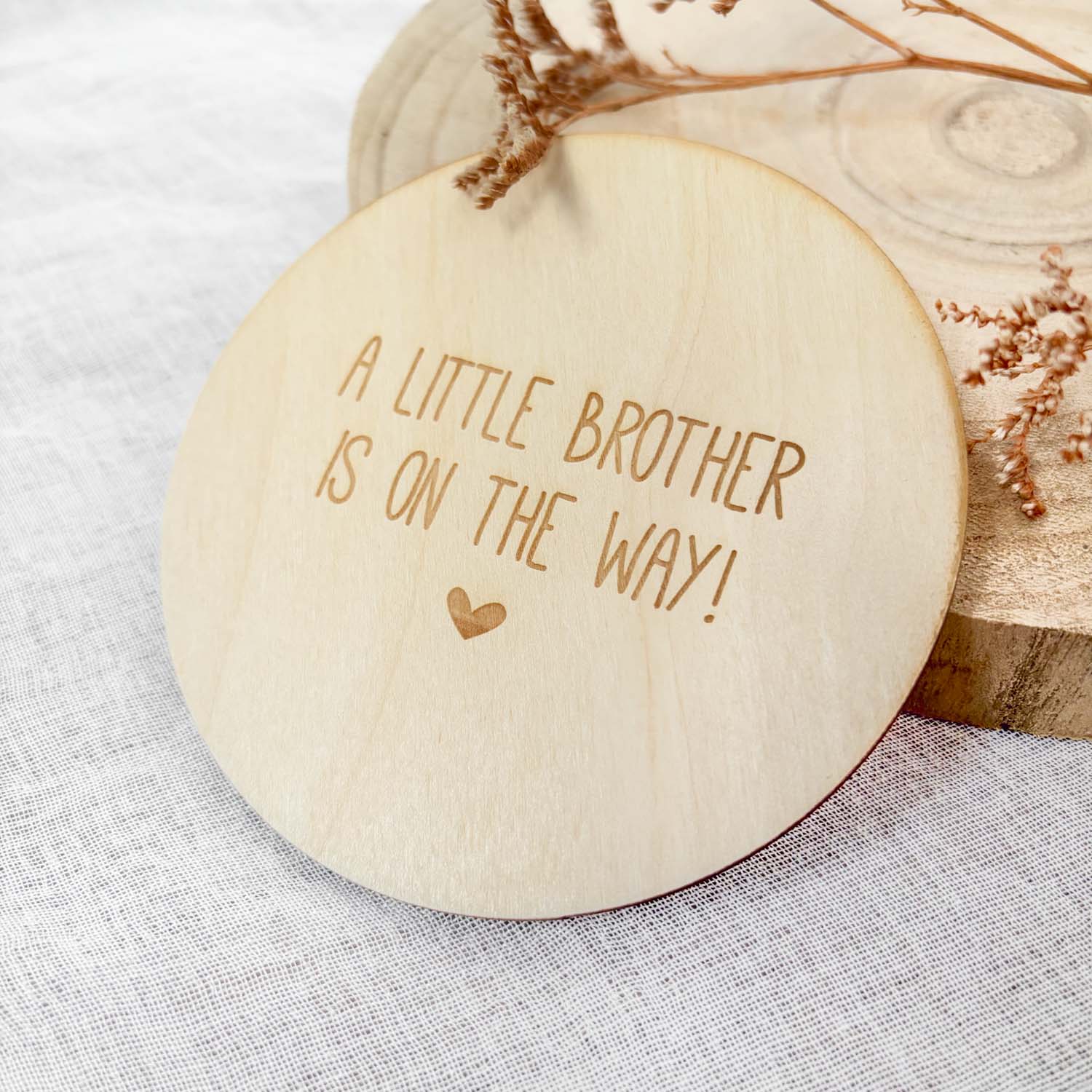 A little brother is on the way - wooden disc - Afbeelding 2